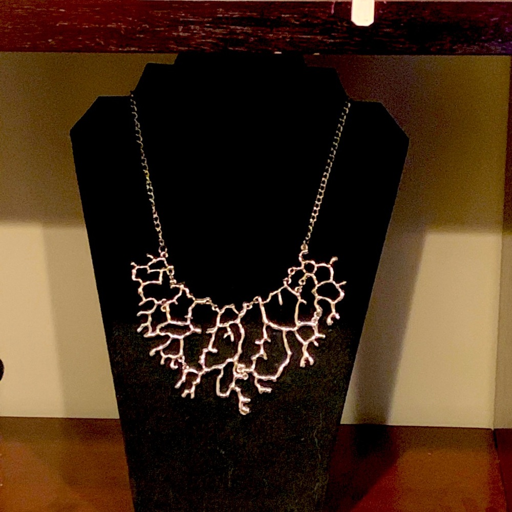 Stunning Coral effect collar necklace